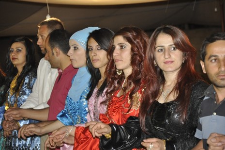 Yüksekova'da 7-8 Ağustos 2010 tarihlerinde dünya evine giren çiftlerimizi sizler için sayfamıza taşıdık. Yüksekova Güncel Ailesi olarak tüm çiftlerimize mutluluklar dileriz