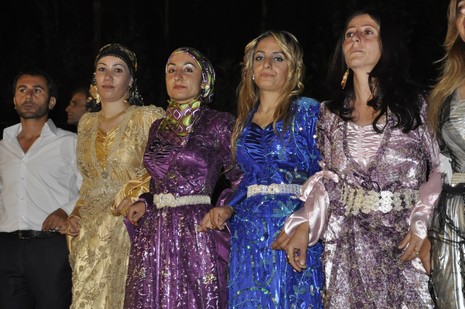 Yüksekova'da 7-8 Ağustos 2010 tarihlerinde dünya evine giren çiftlerimizi sizler için sayfamıza taşıdık. Yüksekova Güncel Ailesi olarak tüm çiftlerimize mutluluklar dileriz