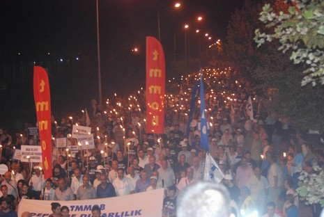 Resmi rakamlara göre 17 bin 480, resmi olmayan rakamlara göre ise yaklaşık olarak 50 bin kişinin yaşamını yitirdiği Marmara depreminde yaşamlarını yitirenler, 11. yılında düzenlenen törenle anıldı.