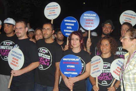 Resmi rakamlara göre 17 bin 480, resmi olmayan rakamlara göre ise yaklaşık olarak 50 bin kişinin yaşamını yitirdiği Marmara depreminde yaşamlarını yitirenler, 11. yılında düzenlenen törenle anıldı.