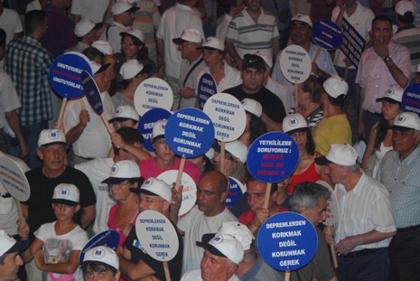 Resmi rakamlara göre 17 bin 480, resmi olmayan rakamlara göre ise yaklaşık olarak 50 bin kişinin yaşamını yitirdiği Marmara depreminde yaşamlarını yitirenler, 11. yılında düzenlenen törenle anıldı.