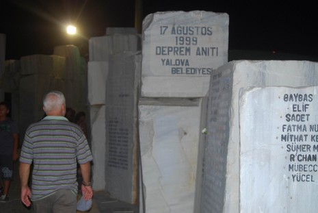 Resmi rakamlara göre 17 bin 480, resmi olmayan rakamlara göre ise yaklaşık olarak 50 bin kişinin yaşamını yitirdiği Marmara depreminde yaşamlarını yitirenler, 11. yılında düzenlenen törenle anıldı.