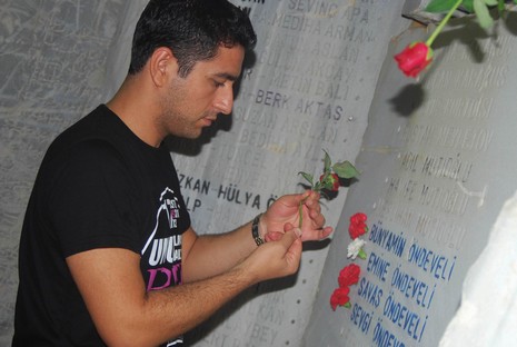 Resmi rakamlara göre 17 bin 480, resmi olmayan rakamlara göre ise yaklaşık olarak 50 bin kişinin yaşamını yitirdiği Marmara depreminde yaşamlarını yitirenler, 11. yılında düzenlenen törenle anıldı.