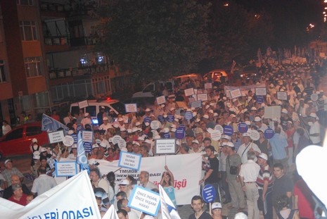 Resmi rakamlara göre 17 bin 480, resmi olmayan rakamlara göre ise yaklaşık olarak 50 bin kişinin yaşamını yitirdiği Marmara depreminde yaşamlarını yitirenler, 11. yılında düzenlenen törenle anıldı.