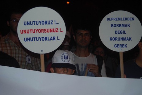 Resmi rakamlara göre 17 bin 480, resmi olmayan rakamlara göre ise yaklaşık olarak 50 bin kişinin yaşamını yitirdiği Marmara depreminde yaşamlarını yitirenler, 11. yılında düzenlenen törenle anıldı.