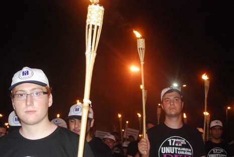 Resmi rakamlara göre 17 bin 480, resmi olmayan rakamlara göre ise yaklaşık olarak 50 bin kişinin yaşamını yitirdiği Marmara depreminde yaşamlarını yitirenler, 11. yılında düzenlenen törenle anıldı.