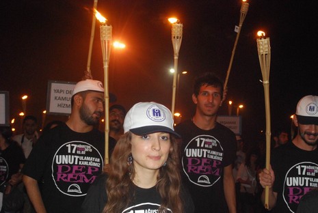 Resmi rakamlara göre 17 bin 480, resmi olmayan rakamlara göre ise yaklaşık olarak 50 bin kişinin yaşamını yitirdiği Marmara depreminde yaşamlarını yitirenler, 11. yılında düzenlenen törenle anıldı.