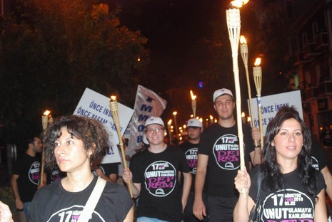 Resmi rakamlara göre 17 bin 480, resmi olmayan rakamlara göre ise yaklaşık olarak 50 bin kişinin yaşamını yitirdiği Marmara depreminde yaşamlarını yitirenler, 11. yılında düzenlenen törenle anıldı.