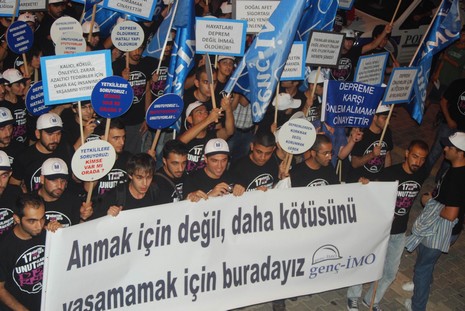 Resmi rakamlara göre 17 bin 480, resmi olmayan rakamlara göre ise yaklaşık olarak 50 bin kişinin yaşamını yitirdiği Marmara depreminde yaşamlarını yitirenler, 11. yılında düzenlenen törenle anıldı.