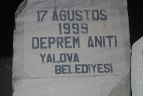 Resmi rakamlara göre 17 bin 480, resmi olmayan rakamlara göre ise yaklaşık olarak 50 bin kişinin yaşamını yitirdiği Marmara depreminde yaşamlarını yitirenler, 11. yılında düzenlenen törenle anıldı.