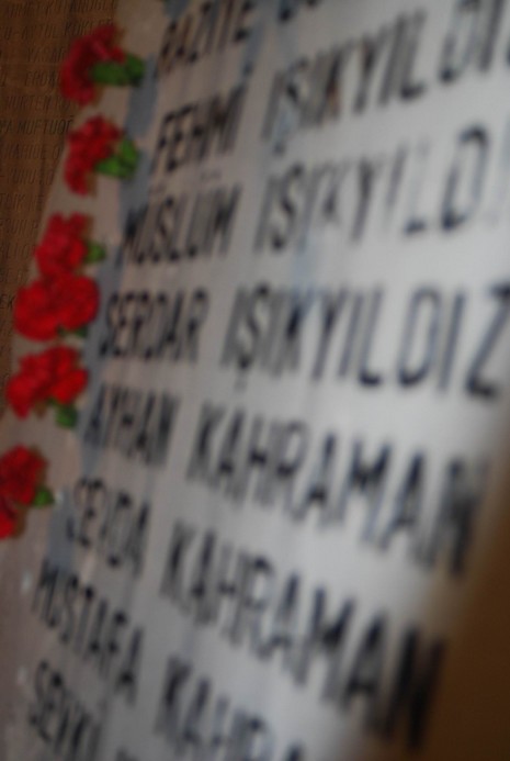 Resmi rakamlara göre 17 bin 480, resmi olmayan rakamlara göre ise yaklaşık olarak 50 bin kişinin yaşamını yitirdiği Marmara depreminde yaşamlarını yitirenler, 11. yılında düzenlenen törenle anıldı.