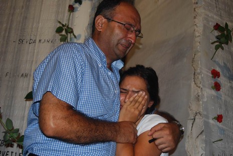 Resmi rakamlara göre 17 bin 480, resmi olmayan rakamlara göre ise yaklaşık olarak 50 bin kişinin yaşamını yitirdiği Marmara depreminde yaşamlarını yitirenler, 11. yılında düzenlenen törenle anıldı.