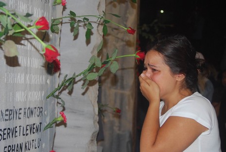Resmi rakamlara göre 17 bin 480, resmi olmayan rakamlara göre ise yaklaşık olarak 50 bin kişinin yaşamını yitirdiği Marmara depreminde yaşamlarını yitirenler, 11. yılında düzenlenen törenle anıldı.