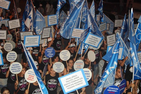 Resmi rakamlara göre 17 bin 480, resmi olmayan rakamlara göre ise yaklaşık olarak 50 bin kişinin yaşamını yitirdiği Marmara depreminde yaşamlarını yitirenler, 11. yılında düzenlenen törenle anıldı.