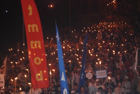 Resmi rakamlara göre 17 bin 480, resmi olmayan rakamlara göre ise yaklaşık olarak 50 bin kişinin yaşamını yitirdiği Marmara depreminde yaşamlarını yitirenler, 11. yılında düzenlenen törenle anıldı.