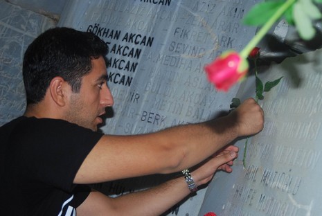 Resmi rakamlara göre 17 bin 480, resmi olmayan rakamlara göre ise yaklaşık olarak 50 bin kişinin yaşamını yitirdiği Marmara depreminde yaşamlarını yitirenler, 11. yılında düzenlenen törenle anıldı.