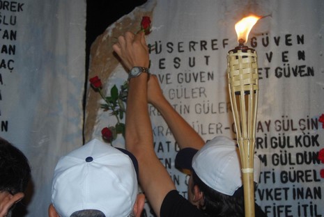 Resmi rakamlara göre 17 bin 480, resmi olmayan rakamlara göre ise yaklaşık olarak 50 bin kişinin yaşamını yitirdiği Marmara depreminde yaşamlarını yitirenler, 11. yılında düzenlenen törenle anıldı.