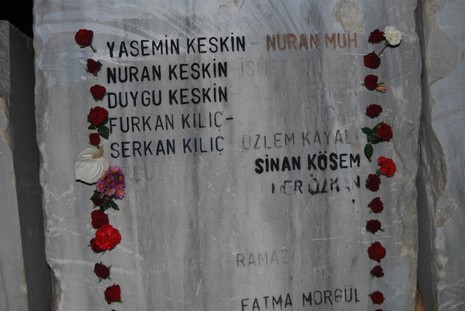 Resmi rakamlara göre 17 bin 480, resmi olmayan rakamlara göre ise yaklaşık olarak 50 bin kişinin yaşamını yitirdiği Marmara depreminde yaşamlarını yitirenler, 11. yılında düzenlenen törenle anıldı.