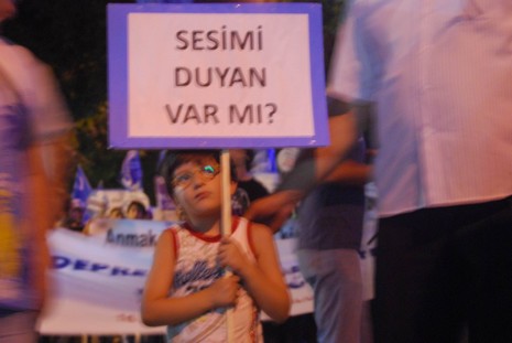 Resmi rakamlara göre 17 bin 480, resmi olmayan rakamlara göre ise yaklaşık olarak 50 bin kişinin yaşamını yitirdiği Marmara depreminde yaşamlarını yitirenler, 11. yılında düzenlenen törenle anıldı.