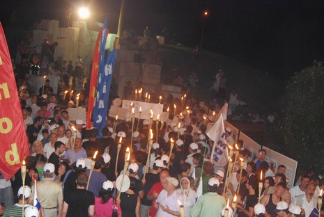 Resmi rakamlara göre 17 bin 480, resmi olmayan rakamlara göre ise yaklaşık olarak 50 bin kişinin yaşamını yitirdiği Marmara depreminde yaşamlarını yitirenler, 11. yılında düzenlenen törenle anıldı.