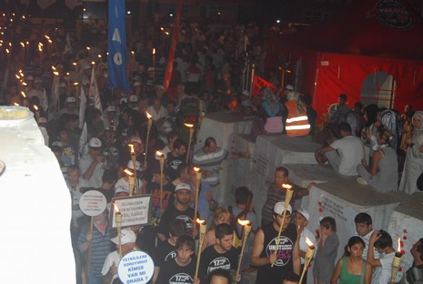 Resmi rakamlara göre 17 bin 480, resmi olmayan rakamlara göre ise yaklaşık olarak 50 bin kişinin yaşamını yitirdiği Marmara depreminde yaşamlarını yitirenler, 11. yılında düzenlenen törenle anıldı.