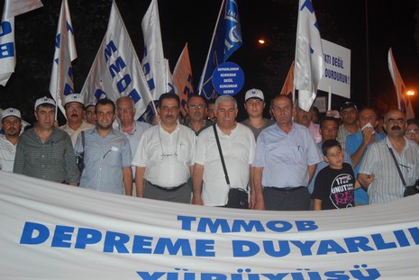 Resmi rakamlara göre 17 bin 480, resmi olmayan rakamlara göre ise yaklaşık olarak 50 bin kişinin yaşamını yitirdiği Marmara depreminde yaşamlarını yitirenler, 11. yılında düzenlenen törenle anıldı.