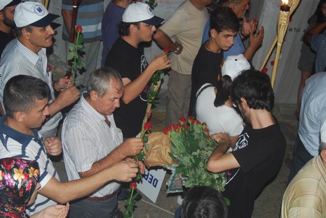 Resmi rakamlara göre 17 bin 480, resmi olmayan rakamlara göre ise yaklaşık olarak 50 bin kişinin yaşamını yitirdiği Marmara depreminde yaşamlarını yitirenler, 11. yılında düzenlenen törenle anıldı.