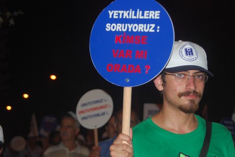 Resmi rakamlara göre 17 bin 480, resmi olmayan rakamlara göre ise yaklaşık olarak 50 bin kişinin yaşamını yitirdiği Marmara depreminde yaşamlarını yitirenler, 11. yılında düzenlenen törenle anıldı.