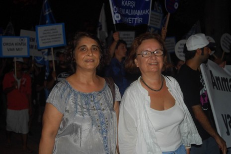 Resmi rakamlara göre 17 bin 480, resmi olmayan rakamlara göre ise yaklaşık olarak 50 bin kişinin yaşamını yitirdiği Marmara depreminde yaşamlarını yitirenler, 11. yılında düzenlenen törenle anıldı.