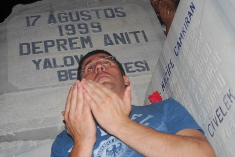 Resmi rakamlara göre 17 bin 480, resmi olmayan rakamlara göre ise yaklaşık olarak 50 bin kişinin yaşamını yitirdiği Marmara depreminde yaşamlarını yitirenler, 11. yılında düzenlenen törenle anıldı.