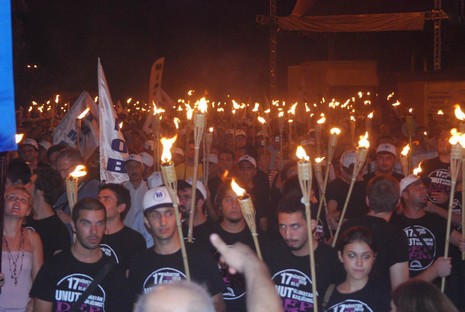 Resmi rakamlara göre 17 bin 480, resmi olmayan rakamlara göre ise yaklaşık olarak 50 bin kişinin yaşamını yitirdiği Marmara depreminde yaşamlarını yitirenler, 11. yılında düzenlenen törenle anıldı.