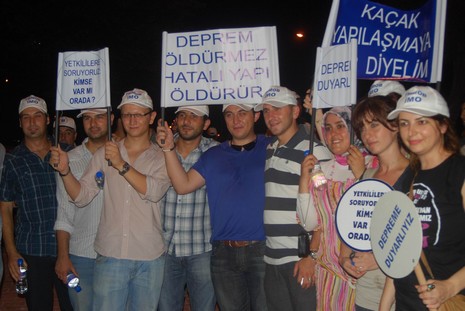 Resmi rakamlara göre 17 bin 480, resmi olmayan rakamlara göre ise yaklaşık olarak 50 bin kişinin yaşamını yitirdiği Marmara depreminde yaşamlarını yitirenler, 11. yılında düzenlenen törenle anıldı.