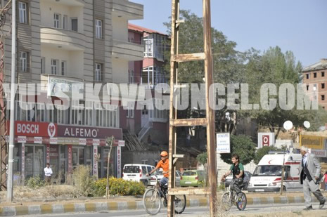 Yüksekova Cengiz Topel Caddesi Gever İş Merkezi yakınlarında meydana gelen patlamada yaralanan polisleri hastaneye taşıyan Ambulansın İpek yolu üzerinde YSE mevkiinde bir sivil araçlar çarpışmasını saniye saniye görüntüledik.