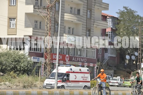 Yüksekova Cengiz Topel Caddesi Gever İş Merkezi yakınlarında meydana gelen patlamada yaralanan polisleri hastaneye taşıyan Ambulansın İpek yolu üzerinde YSE mevkiinde bir sivil araçlar çarpışmasını saniye saniye görüntüledik.