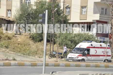 Yüksekova Cengiz Topel Caddesi Gever İş Merkezi yakınlarında meydana gelen patlamada yaralanan polisleri hastaneye taşıyan Ambulansın İpek yolu üzerinde YSE mevkiinde bir sivil araçlar çarpışmasını saniye saniye görüntüledik.