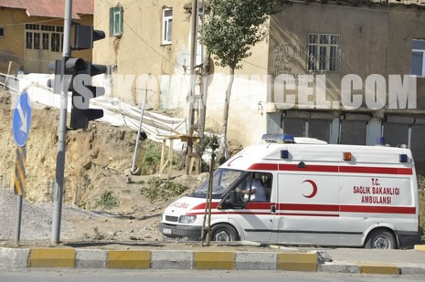 Yüksekova Cengiz Topel Caddesi Gever İş Merkezi yakınlarında meydana gelen patlamada yaralanan polisleri hastaneye taşıyan Ambulansın İpek yolu üzerinde YSE mevkiinde bir sivil araçlar çarpışmasını saniye saniye görüntüledik.