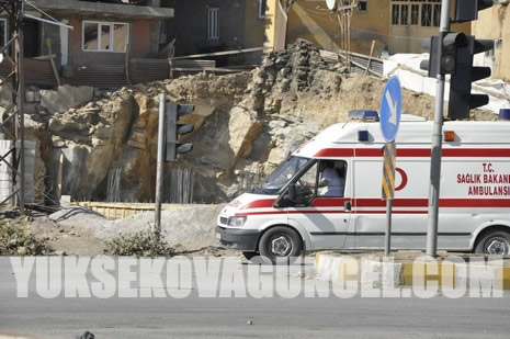 Yüksekova Cengiz Topel Caddesi Gever İş Merkezi yakınlarında meydana gelen patlamada yaralanan polisleri hastaneye taşıyan Ambulansın İpek yolu üzerinde YSE mevkiinde bir sivil araçlar çarpışmasını saniye saniye görüntüledik.
