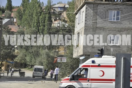 Yüksekova Cengiz Topel Caddesi Gever İş Merkezi yakınlarında meydana gelen patlamada yaralanan polisleri hastaneye taşıyan Ambulansın İpek yolu üzerinde YSE mevkiinde bir sivil araçlar çarpışmasını saniye saniye görüntüledik.