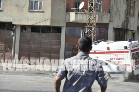 Yüksekova Cengiz Topel Caddesi Gever İş Merkezi yakınlarında meydana gelen patlamada yaralanan polisleri hastaneye taşıyan Ambulansın İpek yolu üzerinde YSE mevkiinde bir sivil araçlar çarpışmasını saniye saniye görüntüledik.