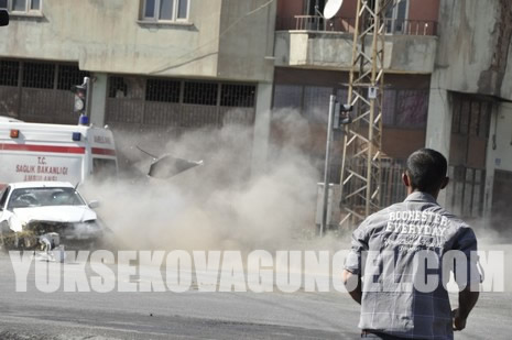 Yüksekova Cengiz Topel Caddesi Gever İş Merkezi yakınlarında meydana gelen patlamada yaralanan polisleri hastaneye taşıyan Ambulansın İpek yolu üzerinde YSE mevkiinde bir sivil araçlar çarpışmasını saniye saniye görüntüledik.