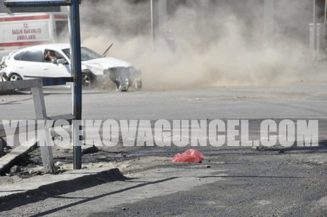 Yüksekova Cengiz Topel Caddesi Gever İş Merkezi yakınlarında meydana gelen patlamada yaralanan polisleri hastaneye taşıyan Ambulansın İpek yolu üzerinde YSE mevkiinde bir sivil araçlar çarpışmasını saniye saniye görüntüledik.