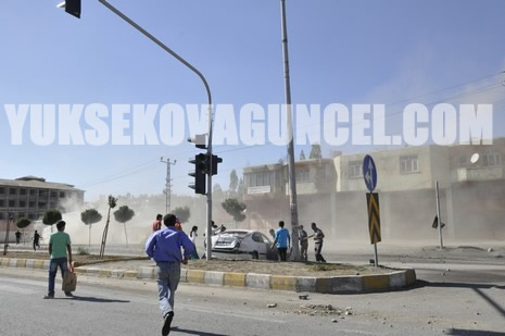 Yüksekova Cengiz Topel Caddesi Gever İş Merkezi yakınlarında meydana gelen patlamada yaralanan polisleri hastaneye taşıyan Ambulansın İpek yolu üzerinde YSE mevkiinde bir sivil araçlar çarpışmasını saniye saniye görüntüledik.