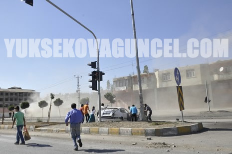 Yüksekova Cengiz Topel Caddesi Gever İş Merkezi yakınlarında meydana gelen patlamada yaralanan polisleri hastaneye taşıyan Ambulansın İpek yolu üzerinde YSE mevkiinde bir sivil araçlar çarpışmasını saniye saniye görüntüledik.