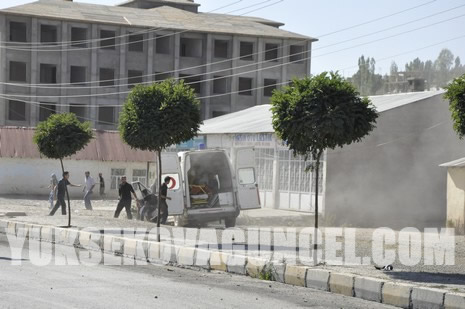 Yüksekova Cengiz Topel Caddesi Gever İş Merkezi yakınlarında meydana gelen patlamada yaralanan polisleri hastaneye taşıyan Ambulansın İpek yolu üzerinde YSE mevkiinde bir sivil araçlar çarpışmasını saniye saniye görüntüledik.