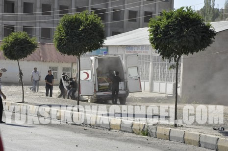 Yüksekova Cengiz Topel Caddesi Gever İş Merkezi yakınlarında meydana gelen patlamada yaralanan polisleri hastaneye taşıyan Ambulansın İpek yolu üzerinde YSE mevkiinde bir sivil araçlar çarpışmasını saniye saniye görüntüledik.