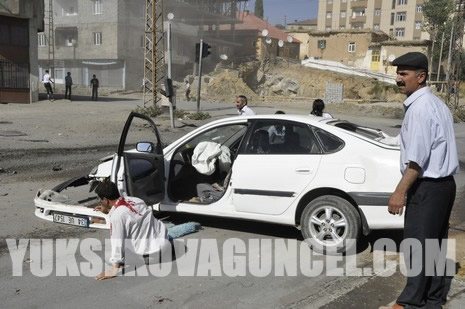 Yüksekova Cengiz Topel Caddesi Gever İş Merkezi yakınlarında meydana gelen patlamada yaralanan polisleri hastaneye taşıyan Ambulansın İpek yolu üzerinde YSE mevkiinde bir sivil araçlar çarpışmasını saniye saniye görüntüledik.
