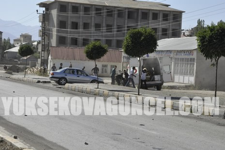Yüksekova Cengiz Topel Caddesi Gever İş Merkezi yakınlarında meydana gelen patlamada yaralanan polisleri hastaneye taşıyan Ambulansın İpek yolu üzerinde YSE mevkiinde bir sivil araçlar çarpışmasını saniye saniye görüntüledik.
