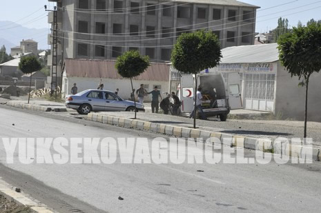 Yüksekova Cengiz Topel Caddesi Gever İş Merkezi yakınlarında meydana gelen patlamada yaralanan polisleri hastaneye taşıyan Ambulansın İpek yolu üzerinde YSE mevkiinde bir sivil araçlar çarpışmasını saniye saniye görüntüledik.