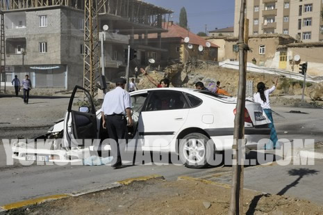 Yüksekova Cengiz Topel Caddesi Gever İş Merkezi yakınlarında meydana gelen patlamada yaralanan polisleri hastaneye taşıyan Ambulansın İpek yolu üzerinde YSE mevkiinde bir sivil araçlar çarpışmasını saniye saniye görüntüledik.