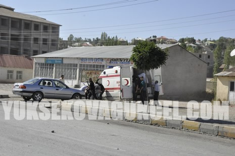 Yüksekova Cengiz Topel Caddesi Gever İş Merkezi yakınlarında meydana gelen patlamada yaralanan polisleri hastaneye taşıyan Ambulansın İpek yolu üzerinde YSE mevkiinde bir sivil araçlar çarpışmasını saniye saniye görüntüledik.